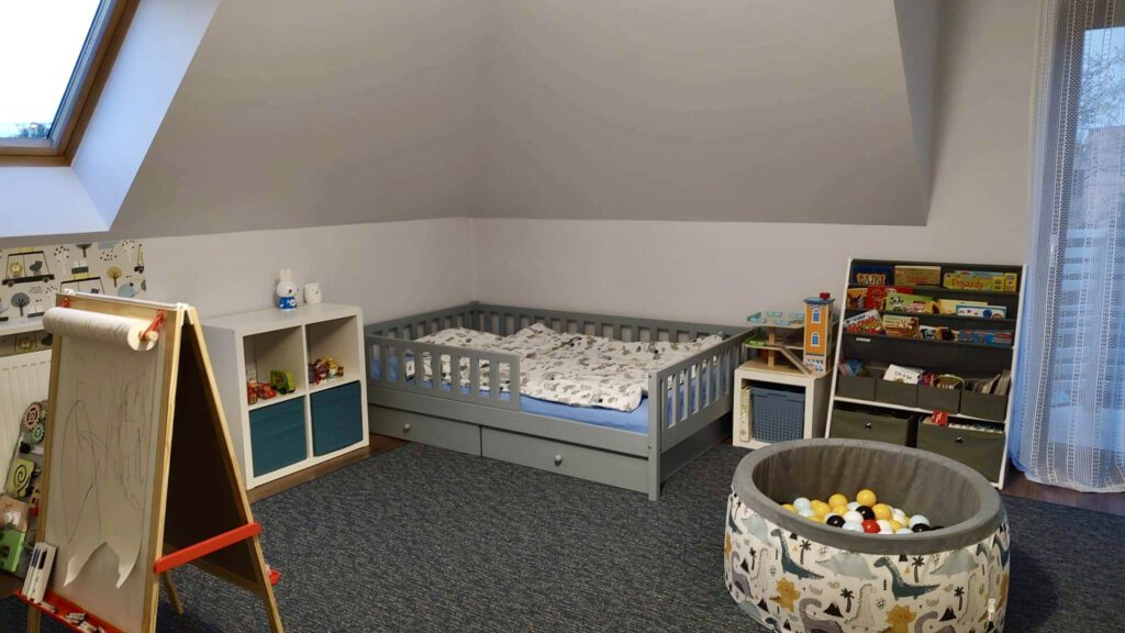 Łóżka dla dzieci w kształcie domku w aranżacji w dziecięcym pokoju.