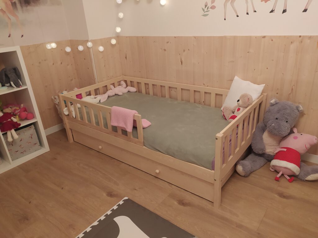 Łóżka dla dzieci w kształcie domku w aranżacji w dziecięcym pokoju.
