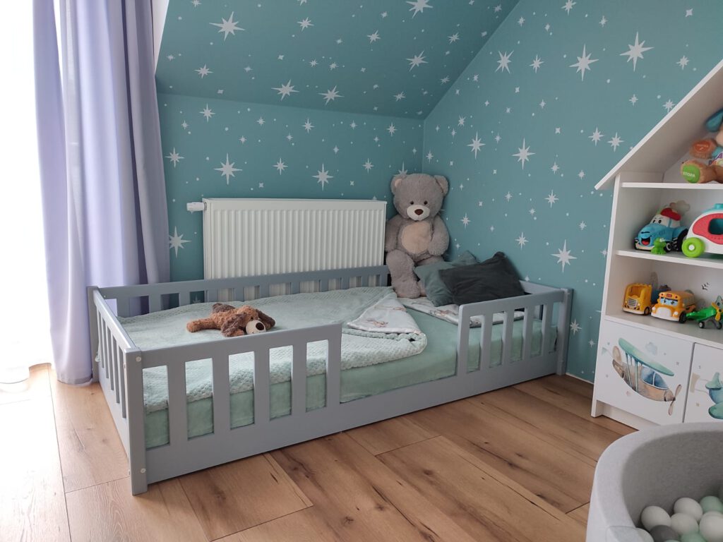 Aranżacja łóżeczka dla dziecka typu domek.