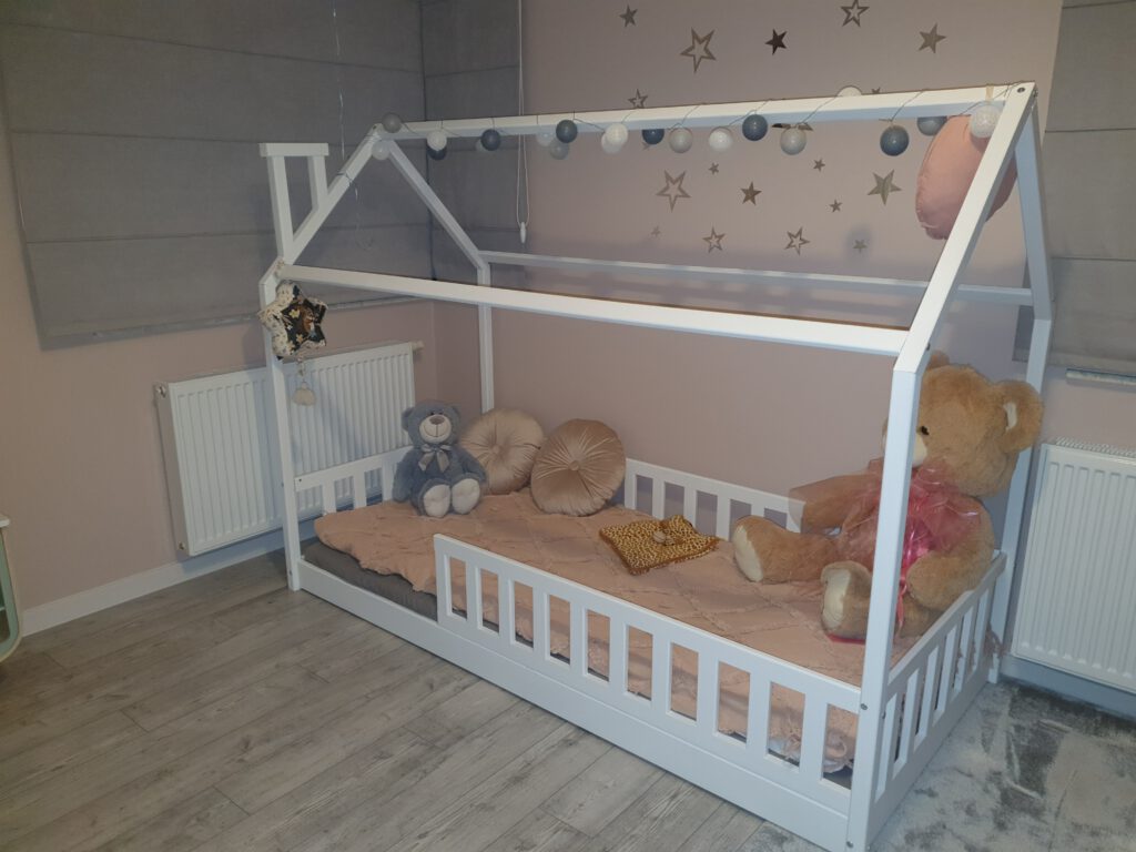 Aranżacja łóżeczka dla dziecka typu domek.